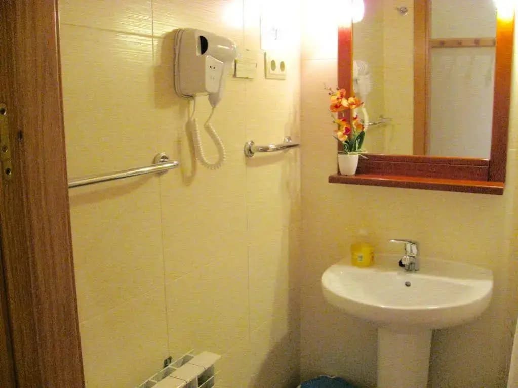 Hostal Tirso Plaza - photo 8