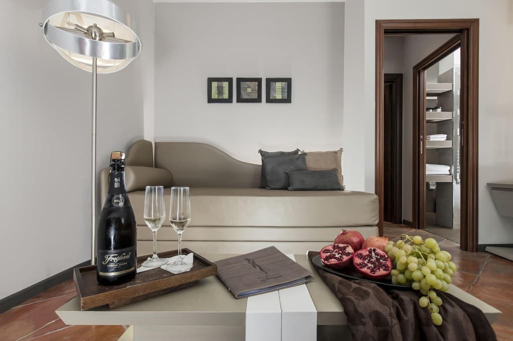 Daphne Luxury Suites - photo 13