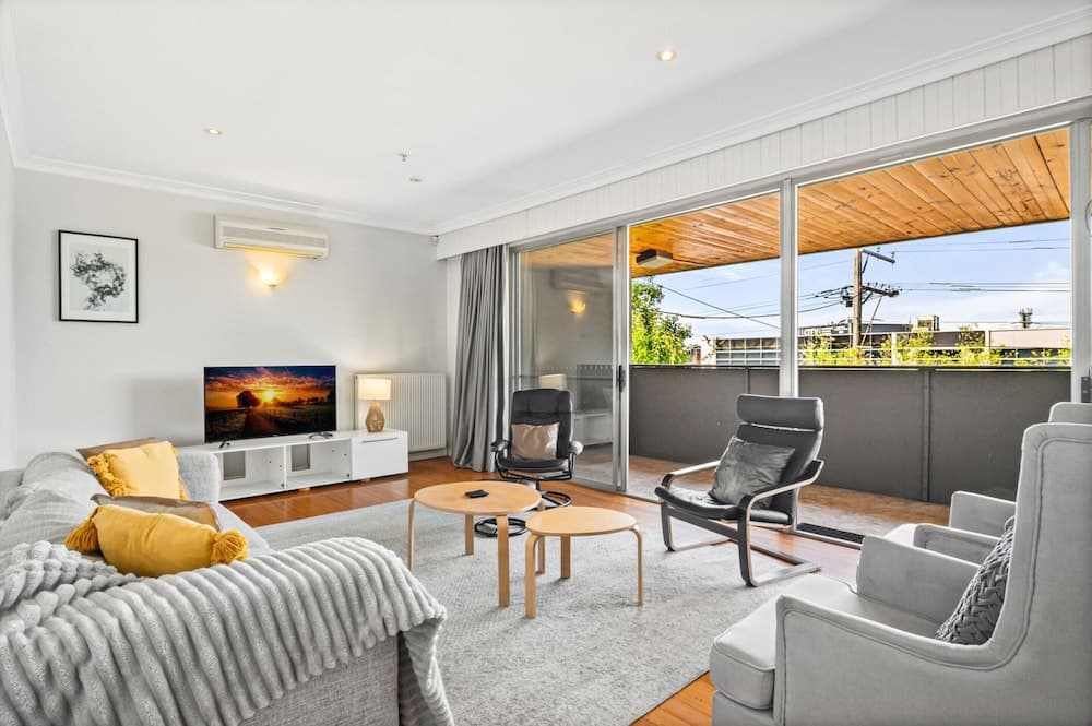 Spacious 5-bed Home With Pool in Glen Iris - photo 13