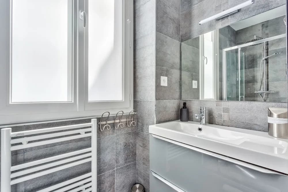 Superb 2 rooms flat near Bastille - photo 7
