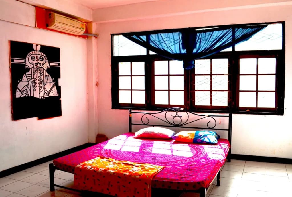 The Overstay Art Hostel - photo 3