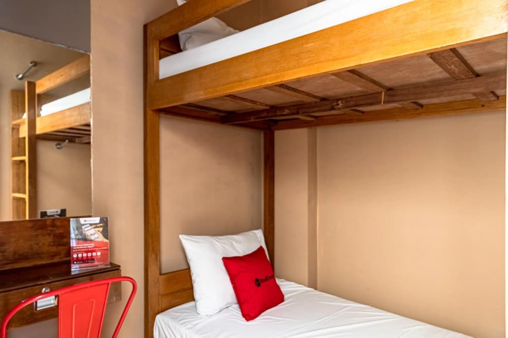 RedDoorz Hostel near LTC Glodok - photo 6