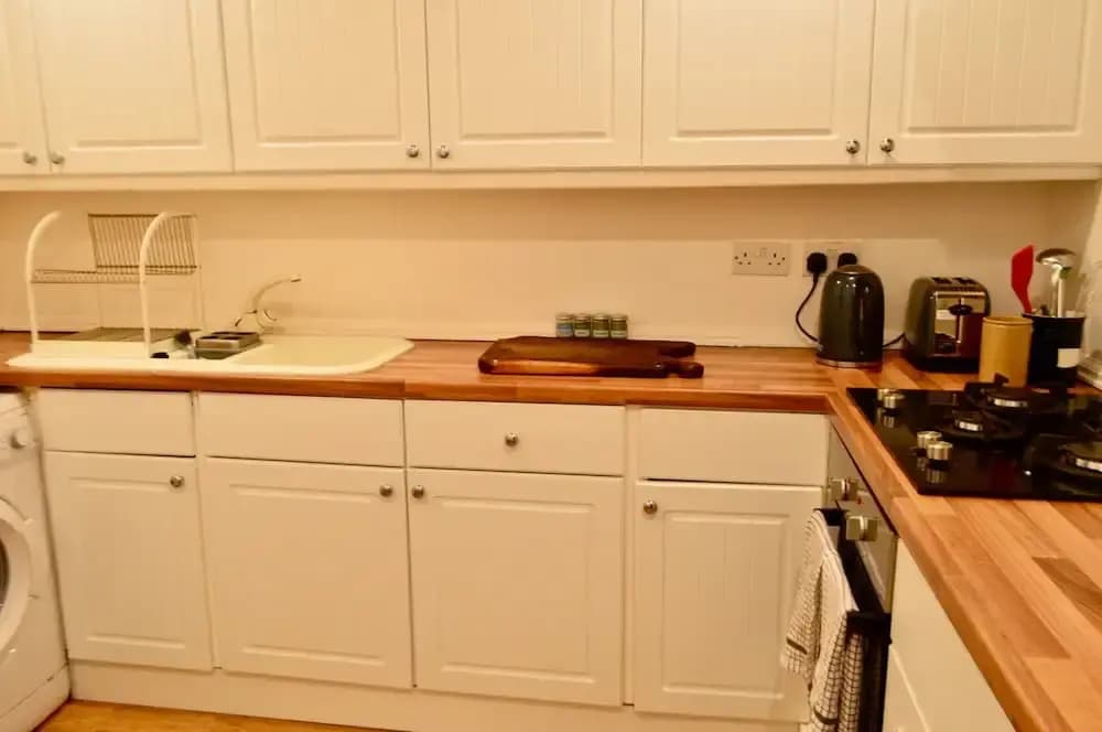 Spacious 2 Bedroom Apartment Near Holyrood Park - photo 10