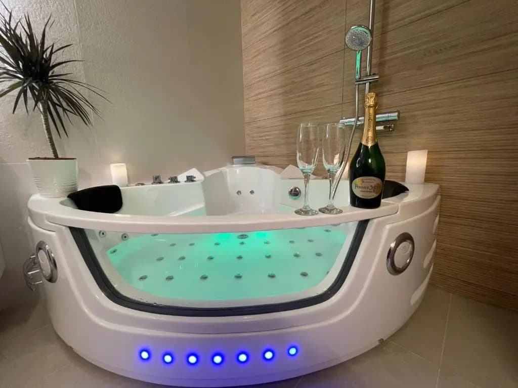 Nice Renting - Love Room Massena - Luxe Room - Jacuzzi - Terrace - King Bed - AC - photo 15