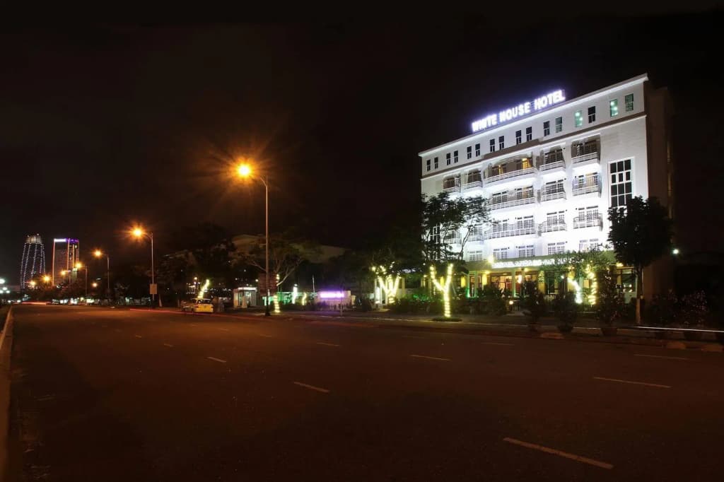 White House Hotel - photo 1