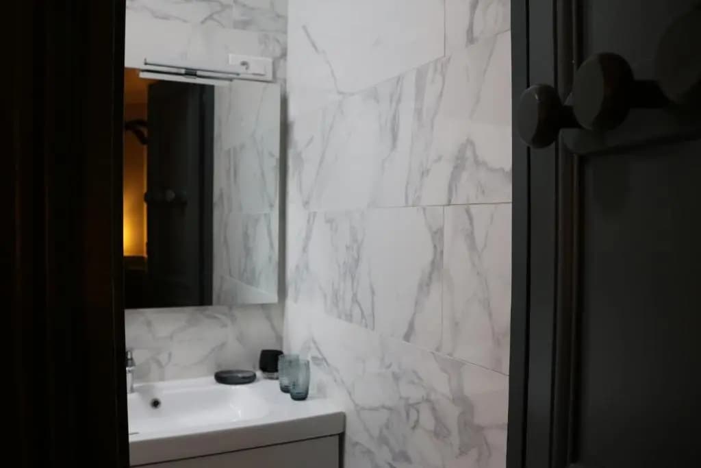 Large & Bright Apartment, Central Paris, Montmartre-Opéra, Picturesque Rue des Martyrs - photo 7