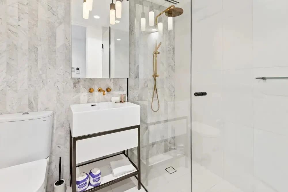 Chic 2-bed With Free Parking in South Yarra - photo 8
