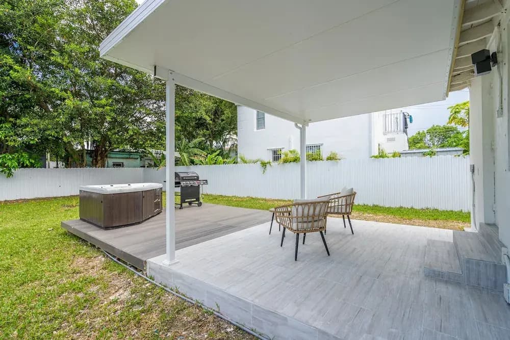 Upper Design District 3BD Home w/Jacuzzi and Backyard - photo 29