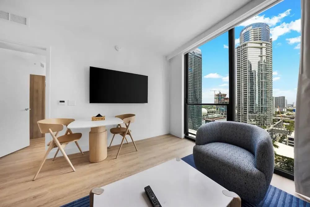 Chic Downtown 1BR with Stunning Views - photo 7
