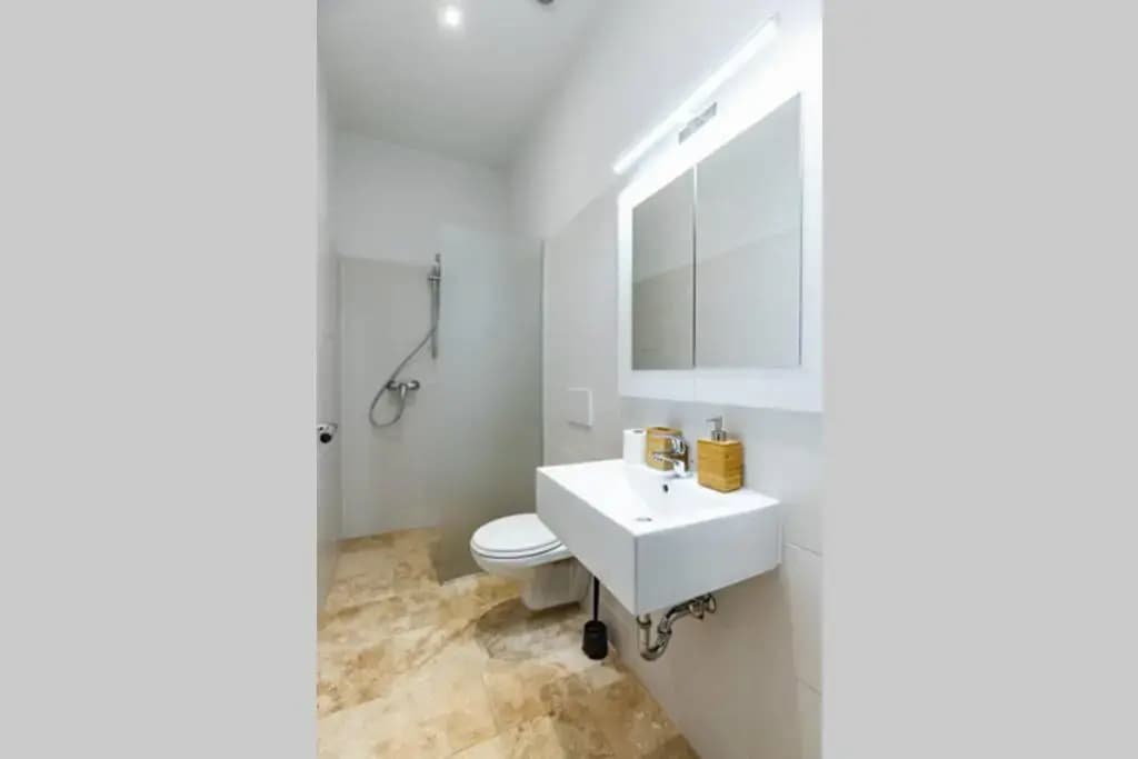 Modern apartment next to subway station - photo 8