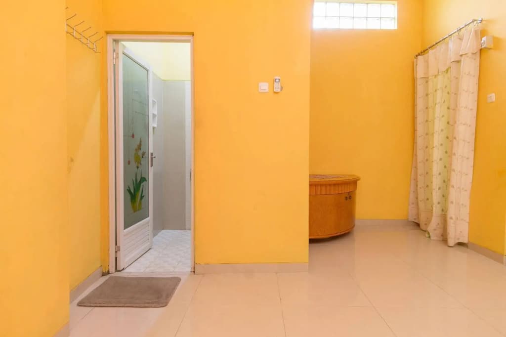 RedDoorz near Pramuka - photo 12