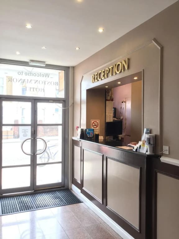 OYO Bostons Manor Hotel, Hanwell London - photo 16
