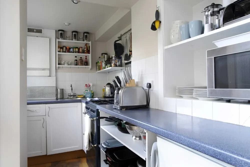 Central and Spacious 2 Bedroom Flat With Garden - photo 14