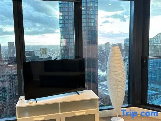 Melbourne Sky-High 2BR City Views & Free Parking - photo 3