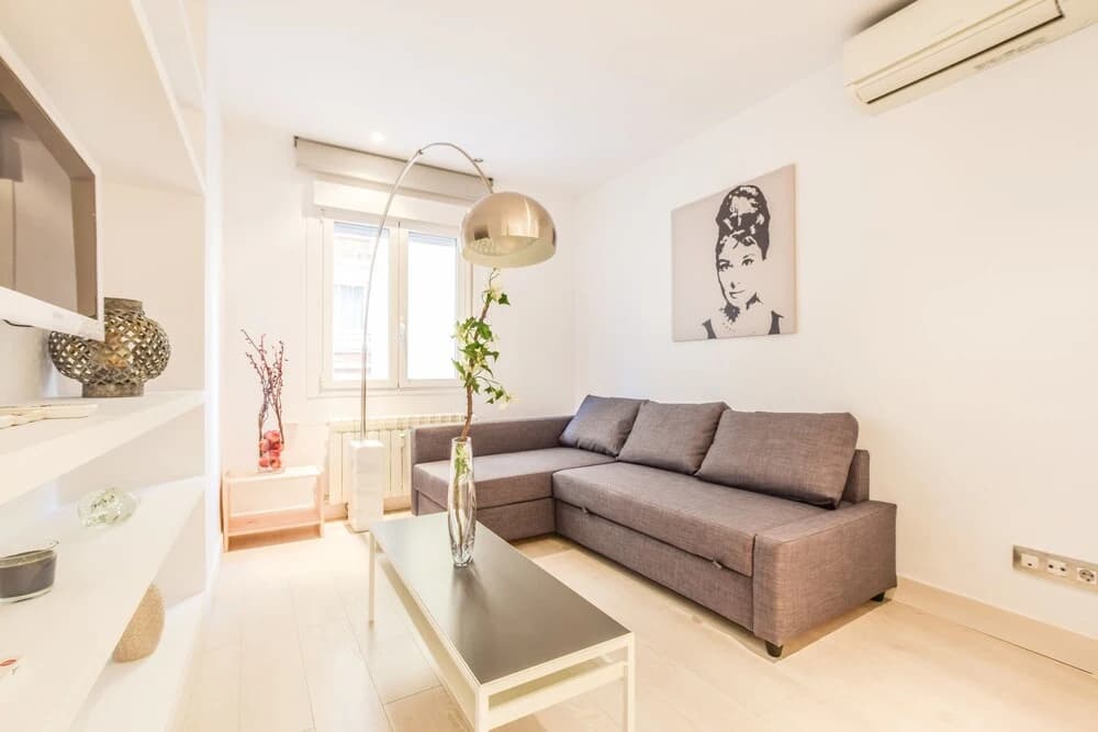 Room to Rent Bernabeu Spacious Apartment - photo 3