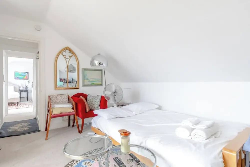 Top Floor 1BD Flat With Balcony - Ladbroke Grove - photo 1