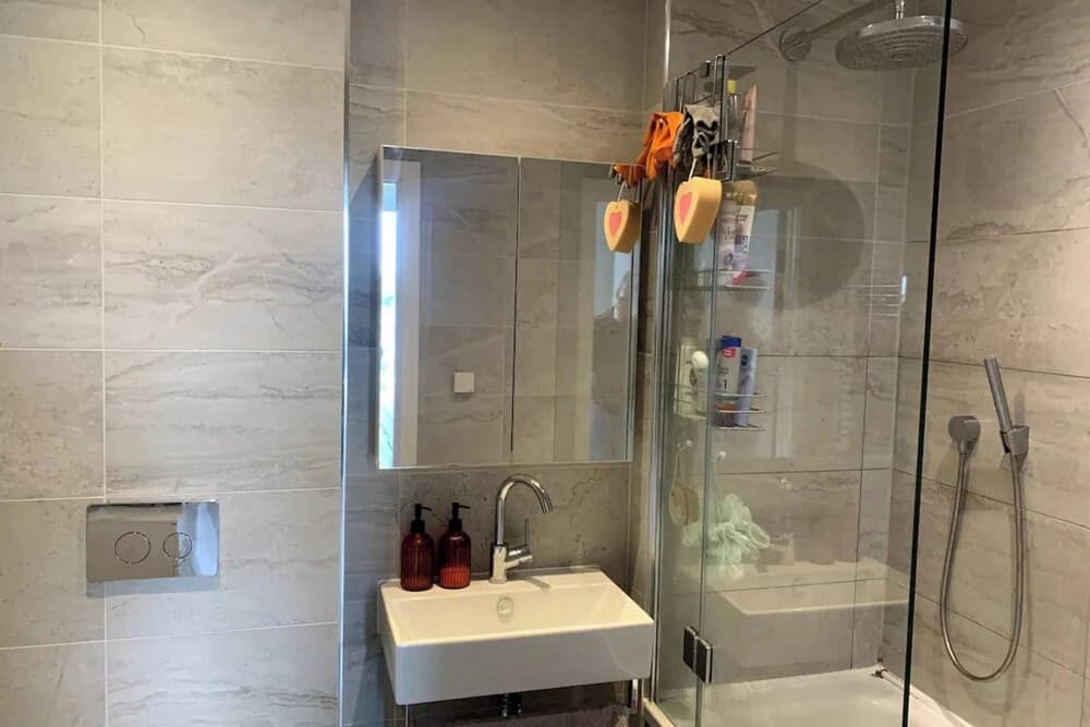 Stylish 2BD Flat With Private Balcony - Battersea - photo 8