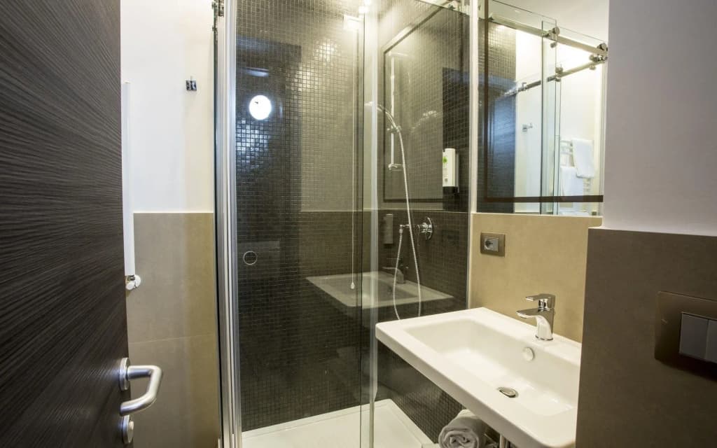 The Guardian Hotel - photo 40