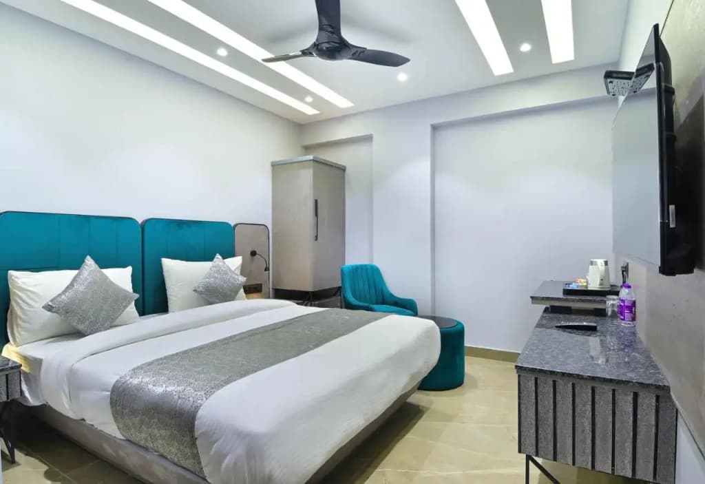 HOTEL UPTOWN - Luxury Restaurant & Rooftop Near Connaught Place - photo 2