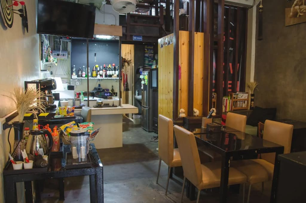 Bed & Butler Hostel - photo 22