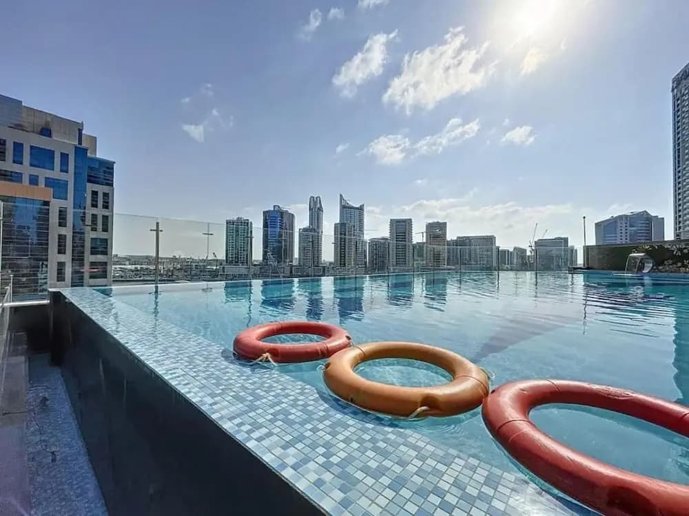 Whitesage - Spacious Apartment With Balcony Near Metro Station - photo 5