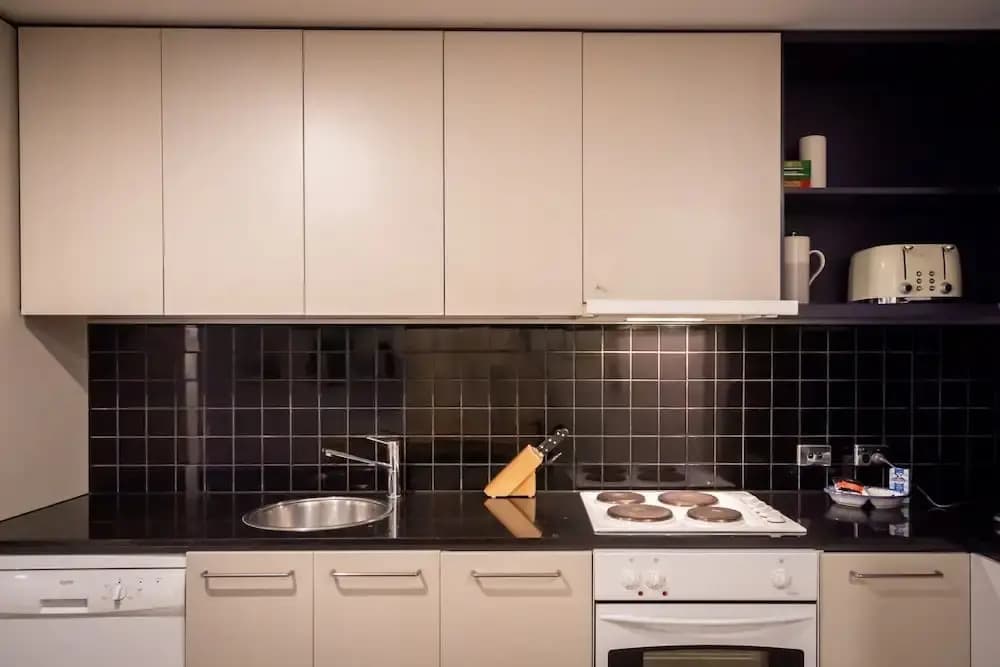 Convenient 2-bed Apartment in Melbourne's Heart - photo 8