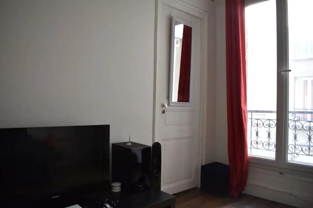 Parisian 1 Bedroom Apartment In The 18th - photo 6
