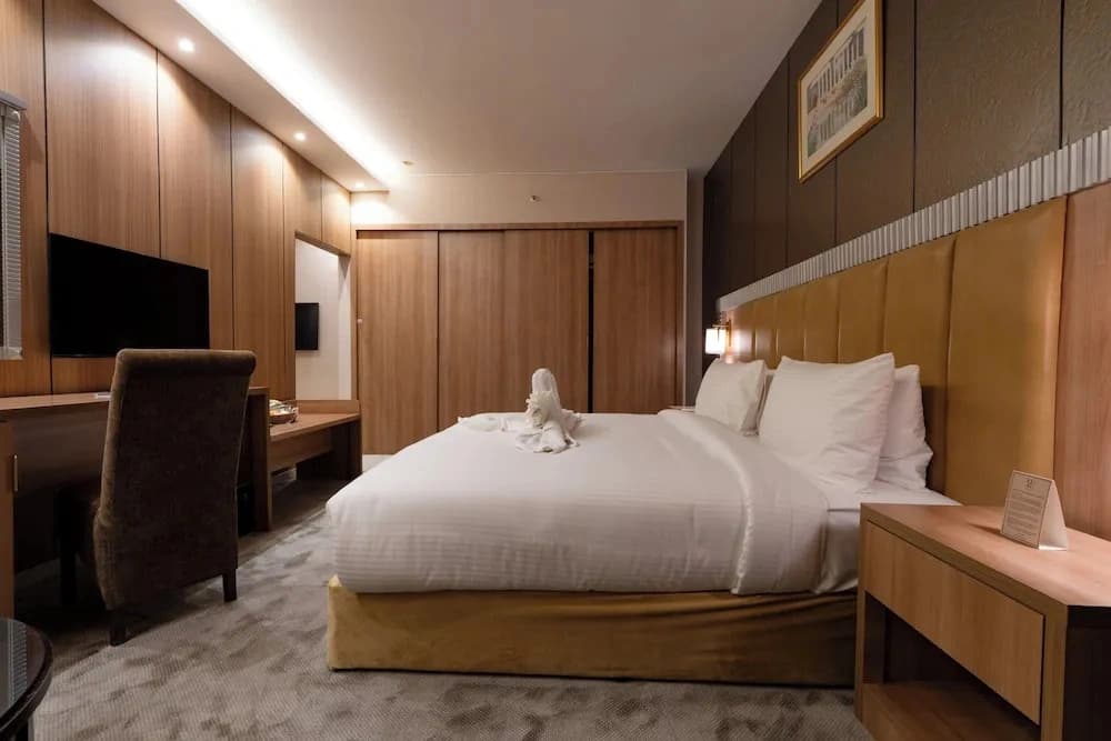 Luxe Grand Hotel - photo 7