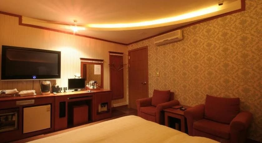 Utopia Hotel - photo 2