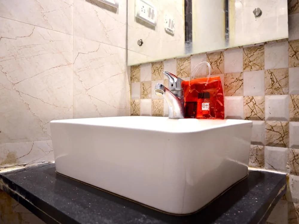 Oyo Capital O 11357 Hotel benz international - photo 9