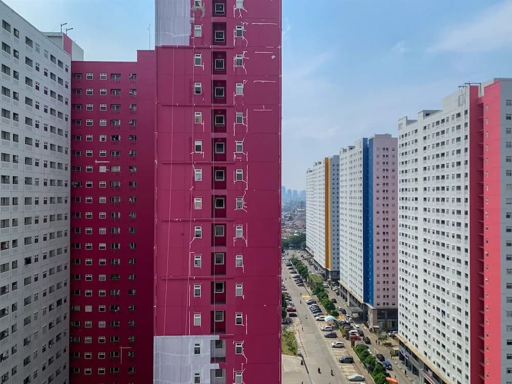 Modern Look And Comfortable 2Br Green Pramuka City Apartment - photo 9