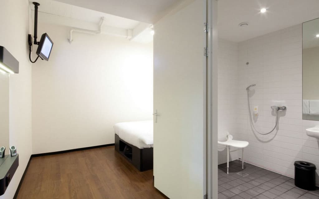 easyHotel Amsterdam City Centre South - photo 10