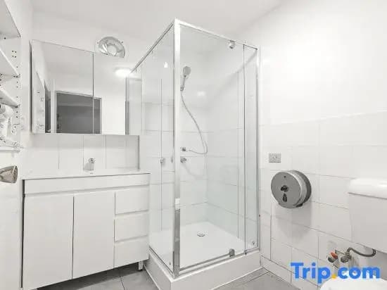 Your Relaxing Stay – Central Location, Close to Train & Shops - photo 1