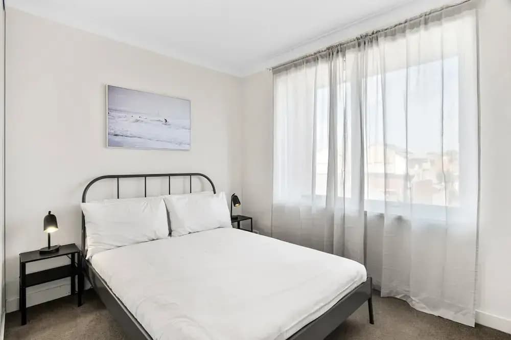 Family Friendly 3-bed With Courtyard & Parking - photo 3