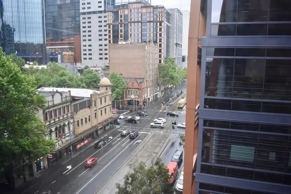 Upscale 2 Bedroom Apartment With Balcony in CBD - photo 2