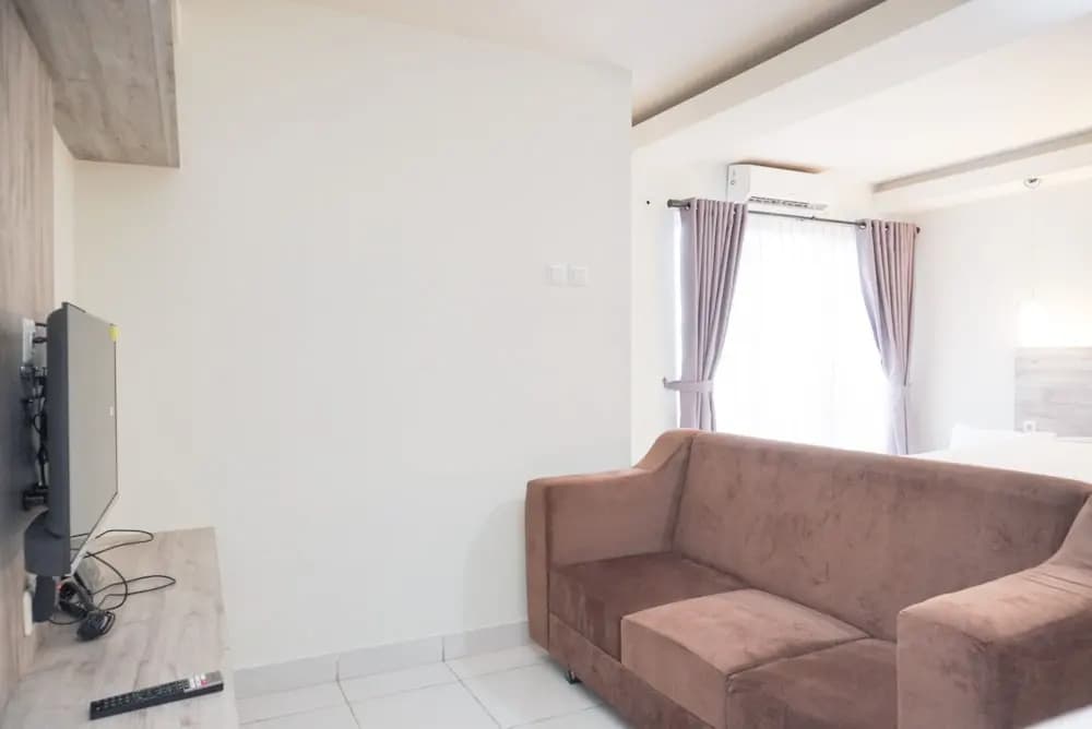 Comfort And Minimalist Studio At Amethyst Apartment - photo 4