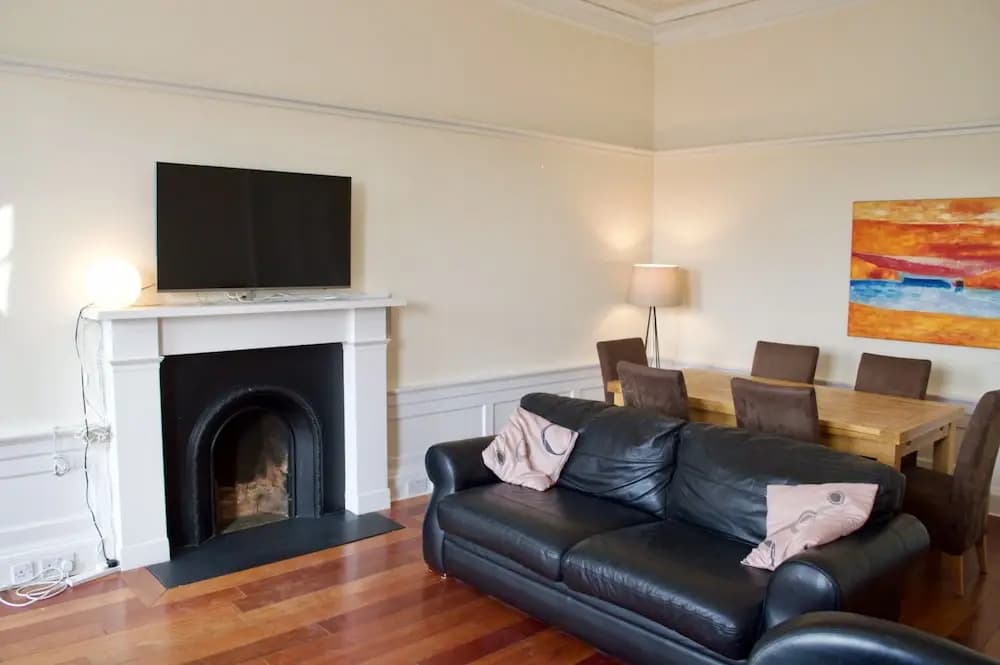 3 Bedroom Central Flat With Castle Views - photo 2