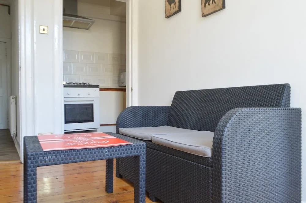 2 Bedroom Flat In Central Edinburgh - photo 2