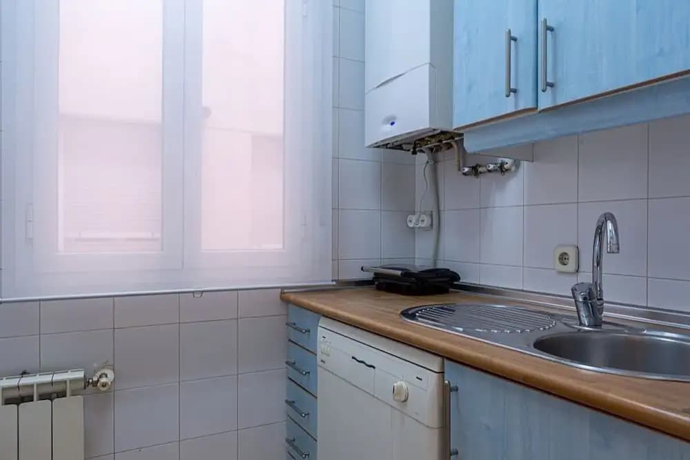 Cute 1 Bed Flat w Balcony, 2 min to Metro - photo 17