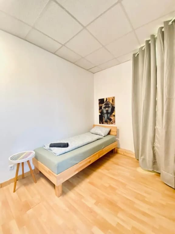 Stylish Shared 3-Bedroom Stay Near City - photo 1