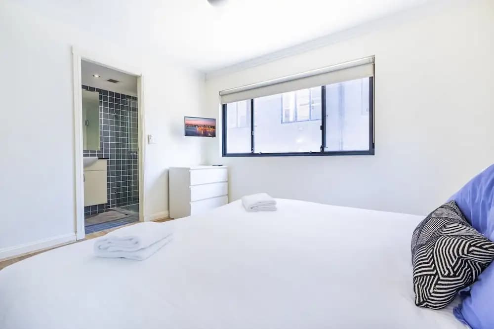 Perfectly Located Apt Rooftop Pool & Spa - photo 12