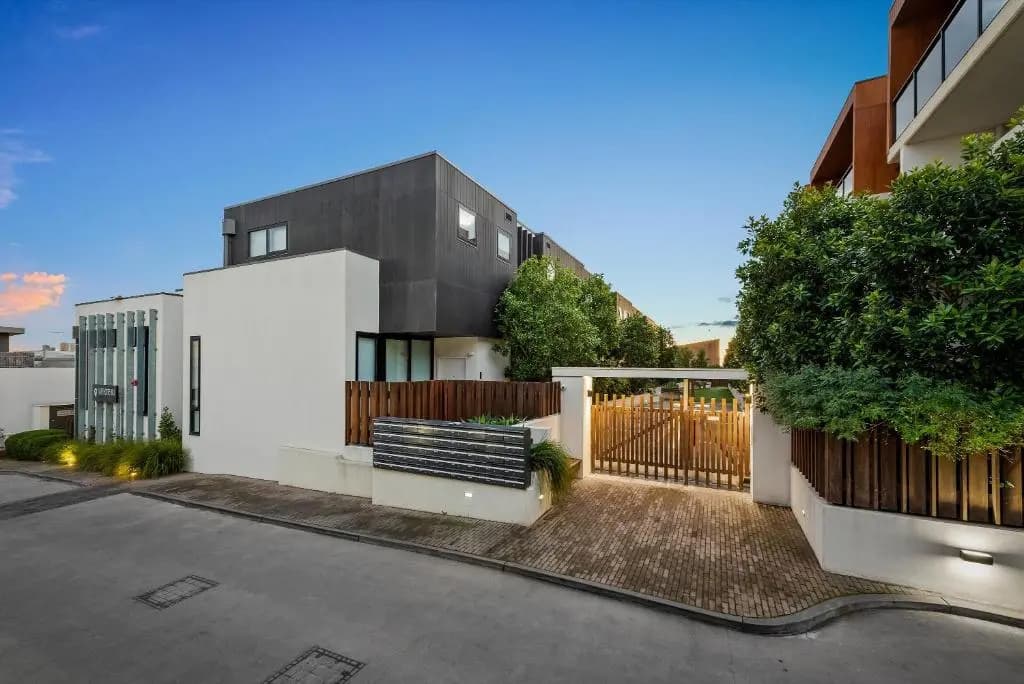 StayCentral Northcote Townhouse With Study - photo 11