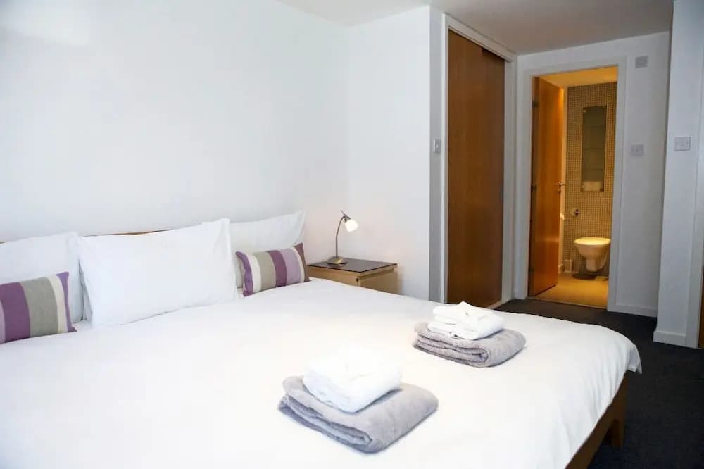 Smart 3 bedroomed flat with parking - photo 4