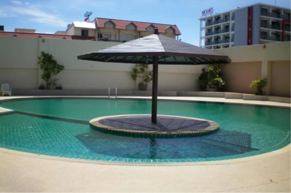 A Beautiful Studio Pool View Downtown - photo 10