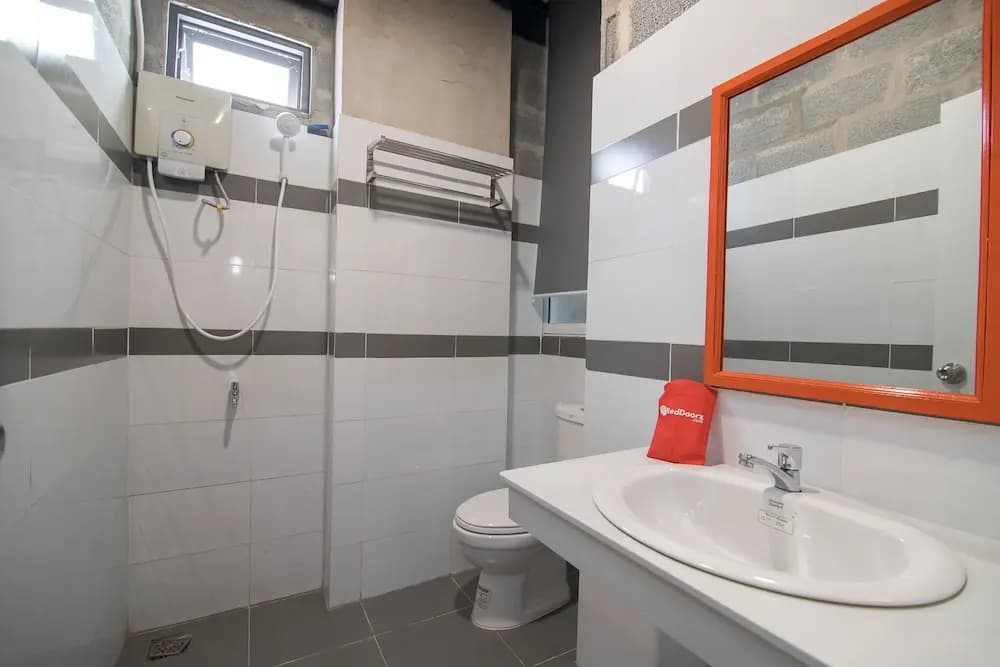 RedDoorz Plus @ Ung Van Khiem Street - photo 10