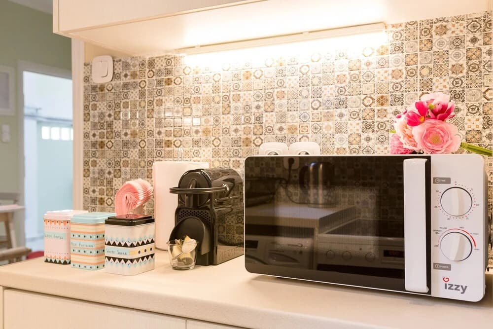 Grandma's Chic & Bright Athenian Home with a Patio - photo 18