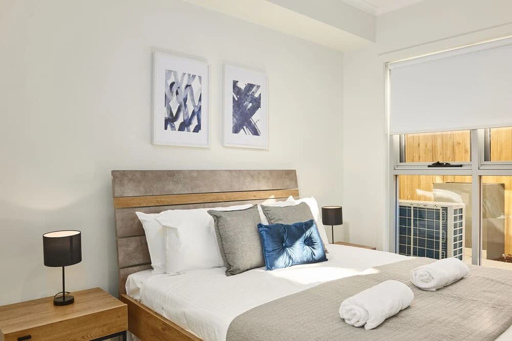 Spacious and Bright 1 Bedroom Apartment - photo 2