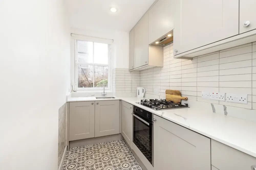 Spacious 2-Bedroom Ground Floor Flat - photo 15