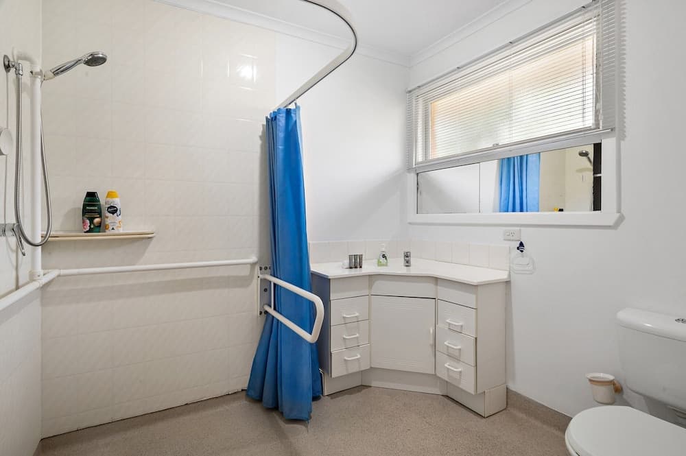 Spacious 4-bed House With Garden in Doncaster - photo 6