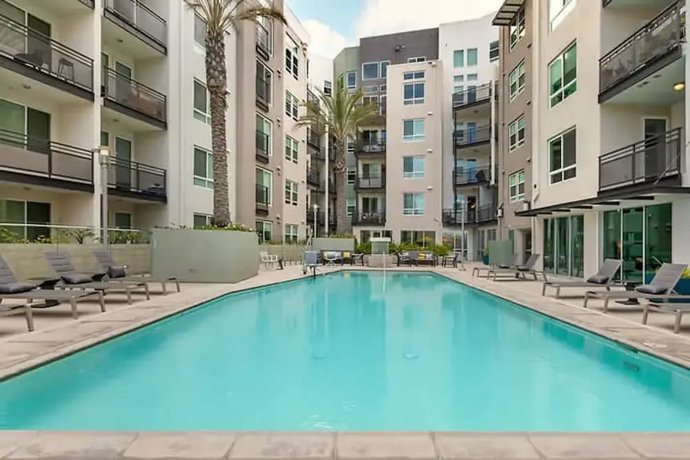 Modern Comfort W Pool GYM Parking 10 Min to Cedars - photo 36